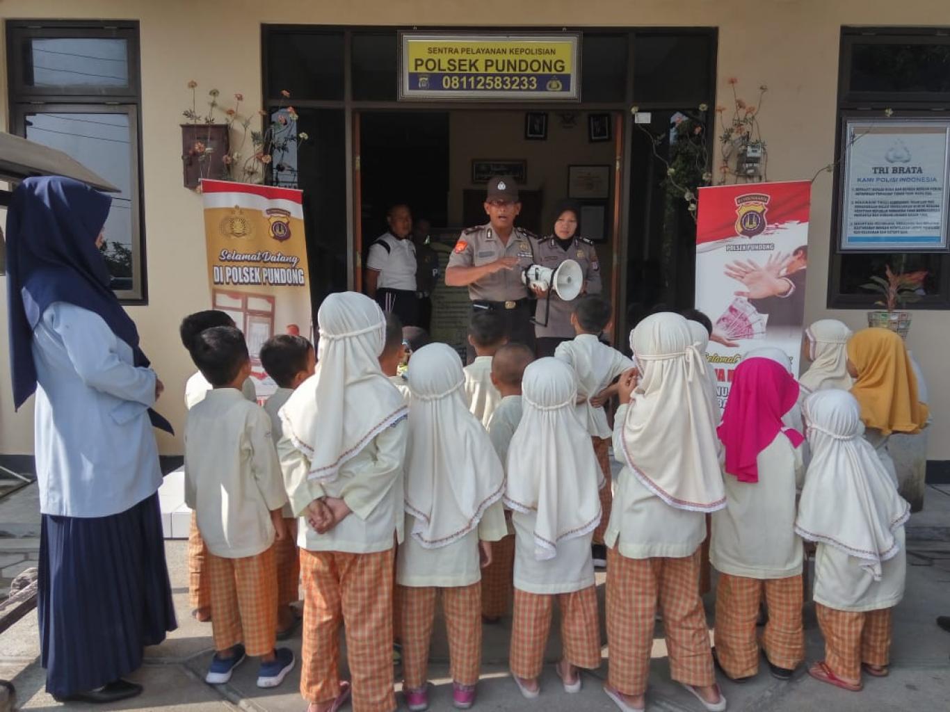 PENGENALAN ALAT KERJA POLISI PADA TK PERTIWI XVI BARAN